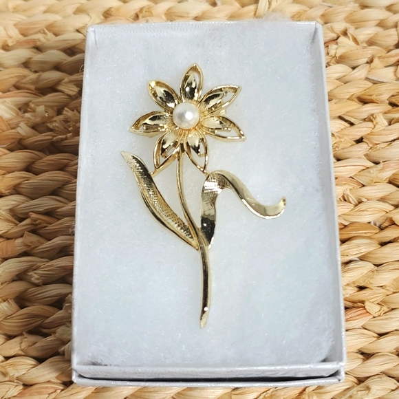 Gerry's Jewelry - VINTAGE GOLD TONE W/ PEARL DAISY